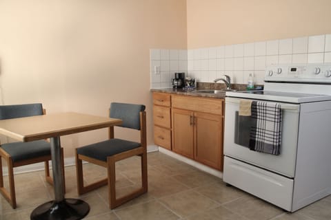 Standard Studio Suite, 2 Bedrooms, Non Smoking, Kitchen | Private kitchen | Fridge, microwave, coffee/tea maker