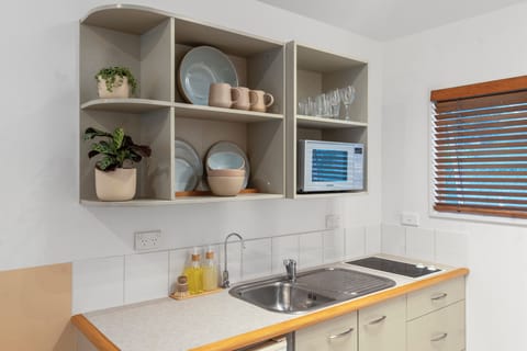 Microwave, coffee/tea maker, electric kettle, toaster