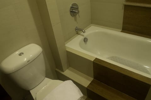 Standard Single Room | Bathroom | Shower, hydromassage showerhead, free toiletries, hair dryer