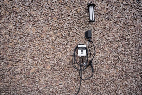 Electric vehicle charging station