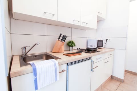 Apartment, 1 Bedroom | Private kitchen | Fridge, microwave, stovetop, dishwasher