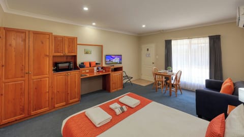 Suite, Jetted Tub | Desk, laptop workspace, soundproofing, iron/ironing board