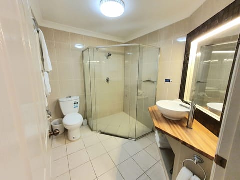 Deluxe Family | Bathroom | Shower, free toiletries, hair dryer, towels