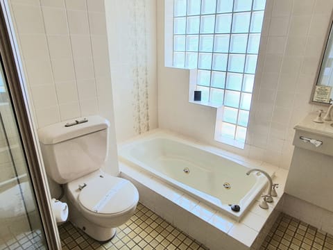 Suite with Spa Bath | Bathroom | Free toiletries, hair dryer, towels, soap