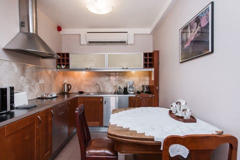 Deluxe Studio, Balcony | Private kitchenette | Full-size fridge, microwave, stovetop, dishwasher