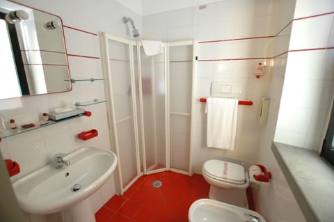 Double or Twin Room, Balcony | Bathroom | Shower, free toiletries, hair dryer, bidet