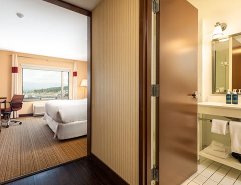 Traditional Room, 1 King Bed | Bathroom | Hair dryer, towels