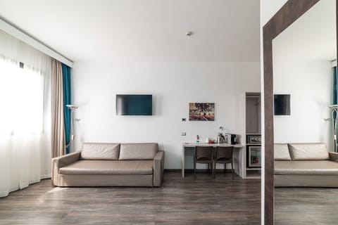 Deluxe Room | Down comforters, minibar, in-room safe, desk