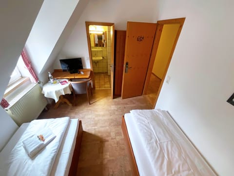 Standard Twin Room, Private Bathroom | Free cribs/infant beds, free WiFi, bed sheets