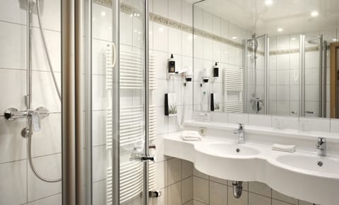 Classic Double Room | Bathroom | Free toiletries, hair dryer, bathrobes, slippers