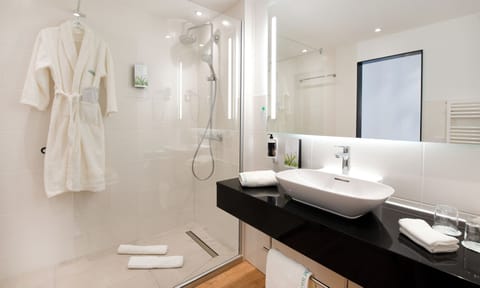 Deluxe Double Room, 1 Queen Bed, Non Smoking, Mountainside | Bathroom | Free toiletries, hair dryer, bathrobes, slippers