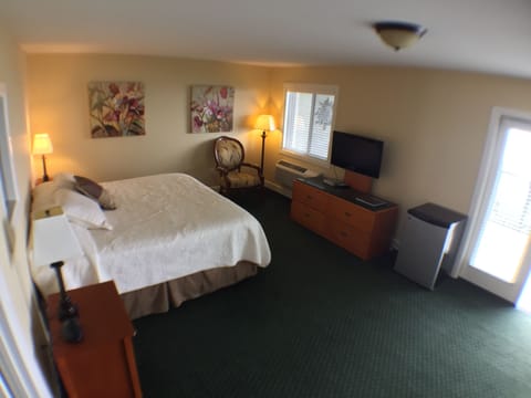 Junior Suite, 1 King Bed, Jetted Tub, Lake View | Iron/ironing board, free WiFi, bed sheets