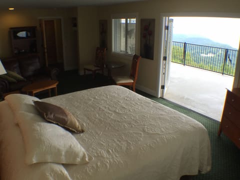 Honeymoon Suite, 1 King Bed, Balcony, Lake View | Iron/ironing board, free WiFi, bed sheets