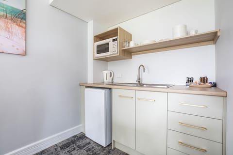 Superior Ocean View Suite | Private kitchenette | Fridge, coffee/tea maker, electric kettle