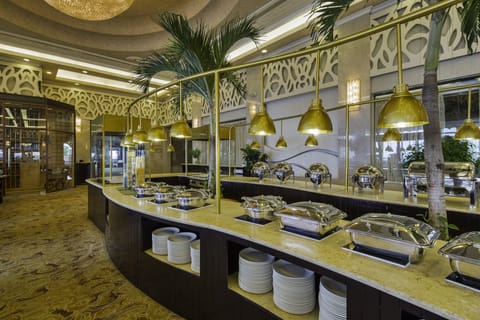 Daily buffet breakfast (VND 405000 per person)