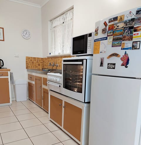 Broken Hill - 3 bedroom Cottage | Private kitchen | Full-size fridge, microwave, stovetop, coffee/tea maker