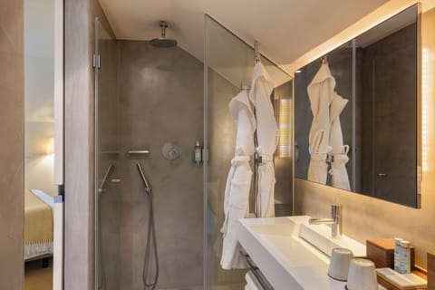 Superior Double or Twin Room | Bathroom | Shower, rainfall showerhead, free toiletries, hair dryer