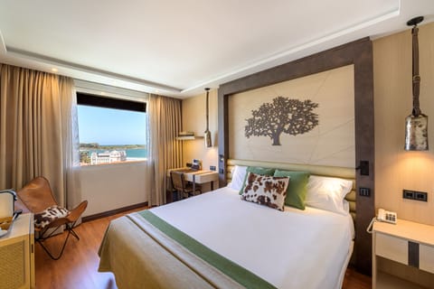 Deluxe Room, Sea View | Minibar, in-room safe, desk, laptop workspace