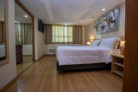 Double Room, 1 Double Bed | Minibar, in-room safe, individually decorated, desk