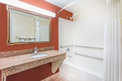 Combined shower/tub, hair dryer, towels