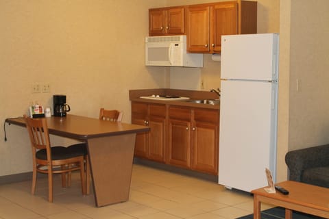 Efficiency, Standard Room, 1 Queen Bed | Private kitchenette | Fridge, microwave, eco-friendly cleaning products