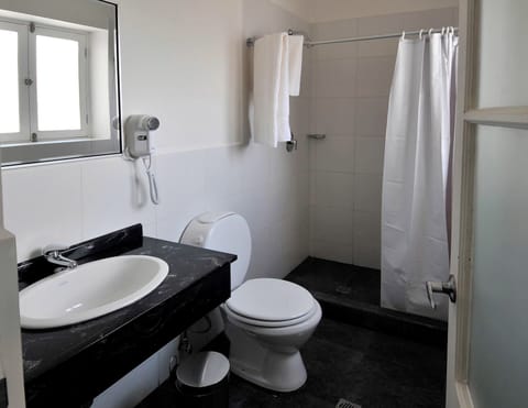 Triple Room | Bathroom | Shower, free toiletries, hair dryer