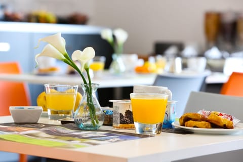 Daily to-go breakfast (EUR 13.5 per person)