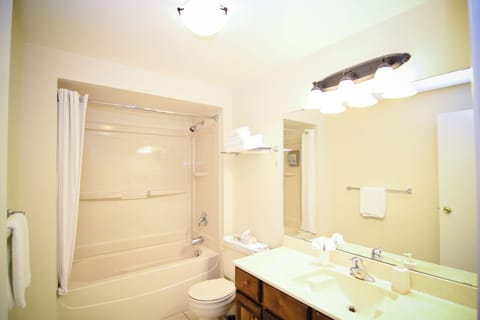 Family Penthouse, 2 Bedrooms | Bathroom | Combined shower/tub, free toiletries, hair dryer, towels