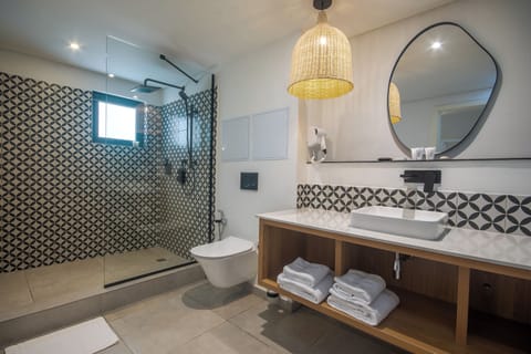 Standard Apartment | Bathroom | Shower, hair dryer, towels