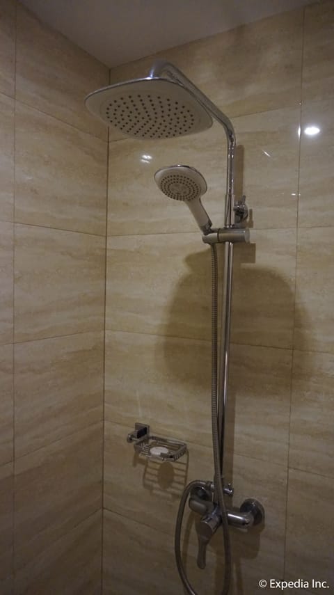 Deluxe Room, 1 Queen Bed | Bathroom shower