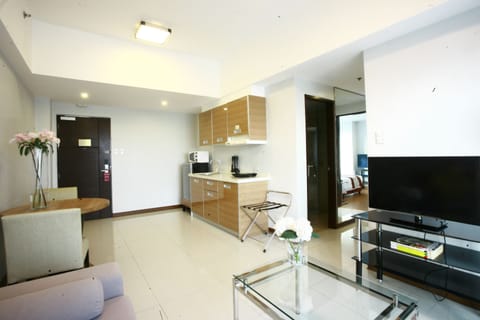 Suite, 1 Bedroom | Living room | 32-inch LED TV with cable channels, TV