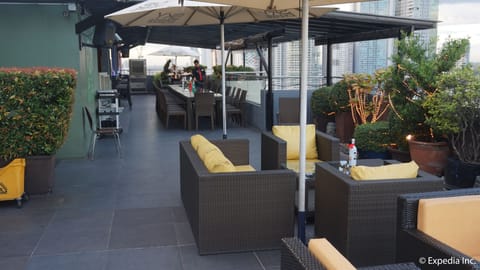 Rooftop bar, alfresco dining