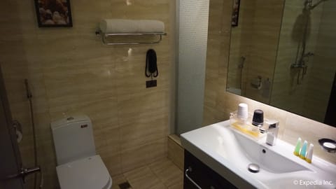 Deluxe Room, 1 Queen Bed | Bathroom | Shower, free toiletries, hair dryer, towels