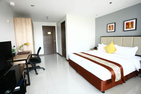 Deluxe Room, 1 Queen Bed | Minibar, in-room safe, individually furnished, desk
