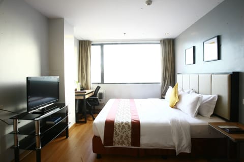 Junior Suite, 1 Double Bed | Minibar, in-room safe, individually furnished, desk
