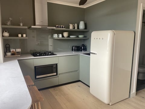 The Crest Apartment | Private kitchen | Mini-fridge, microwave, electric kettle, cookware/dishes/utensils