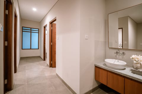 Shared Dormitory, Mixed Dorm | Bathroom | Shower, towels, soap, shampoo
