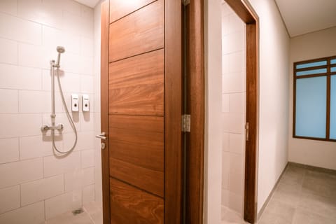 Shared Dormitory, Mixed Dorm | Bathroom | Shower, towels, soap, shampoo