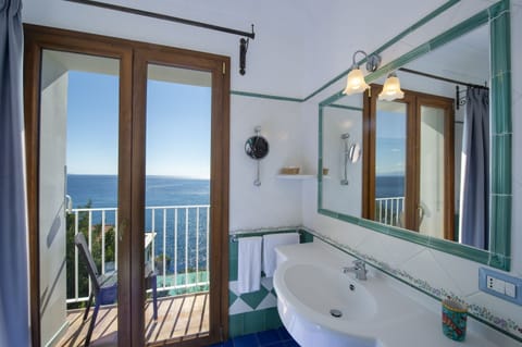 Standard Double Room, Sea View | Bathroom | Shower, free toiletries, hair dryer, bidet