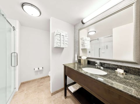 Room, 1 King Bed, Non Smoking | Bathroom | Combined shower/tub, free toiletries, towels