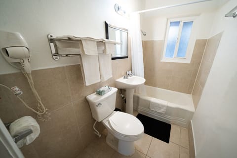 Executive Room, 1 Bedroom | Bathroom | Shower, free toiletries