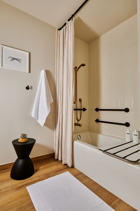 Room, 1 Queen Bed, Accessible, Bathtub | Bathroom | Designer toiletries, hair dryer, towels