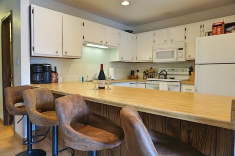 4 bar stools and full kitchen to feed and entertain your guests.