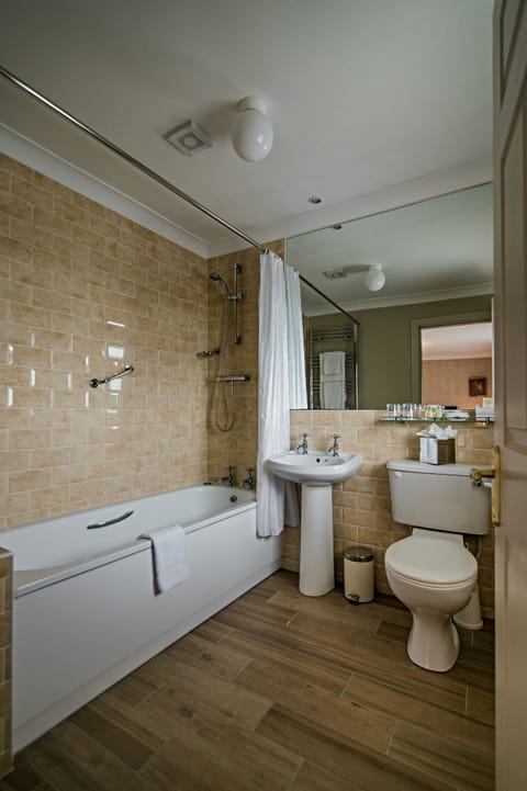 Standard Double | Bathroom | Combined shower/tub, free toiletries, hair dryer, towels