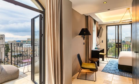 Deluxe Room with Balcony | Minibar, in-room safe, desk, laptop workspace