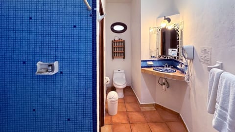 Standard Studio | Bathroom | Shower, free toiletries, towels, soap