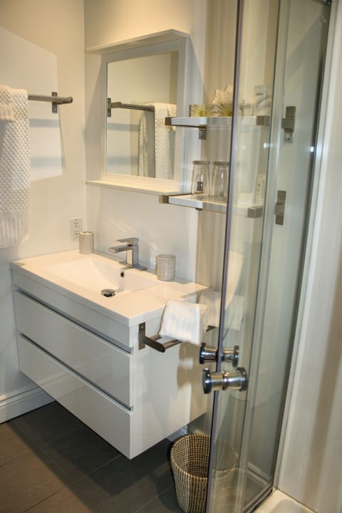 Superior Room | Bathroom | Shower, eco-friendly toiletries, hair dryer, bathrobes