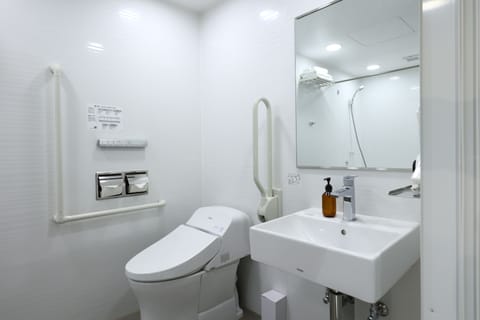 Deluxe Hollywood Twin - Accessible, Non Smoking | Bathroom | Hair dryer, towels