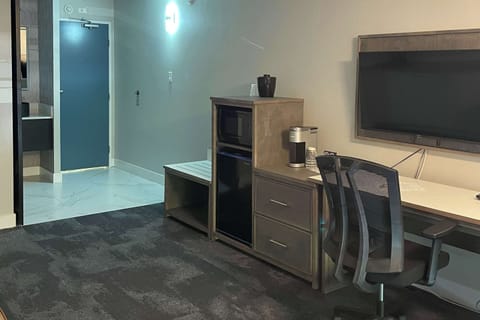 Deluxe Suite, 1 Queen Bed, Non Smoking | 1 bedroom, premium bedding, individually decorated