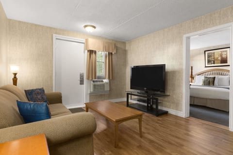 Suite, 1 King Bed, Non Smoking (One-Bedroom) | Desk, free cribs/infant beds, rollaway beds, free WiFi